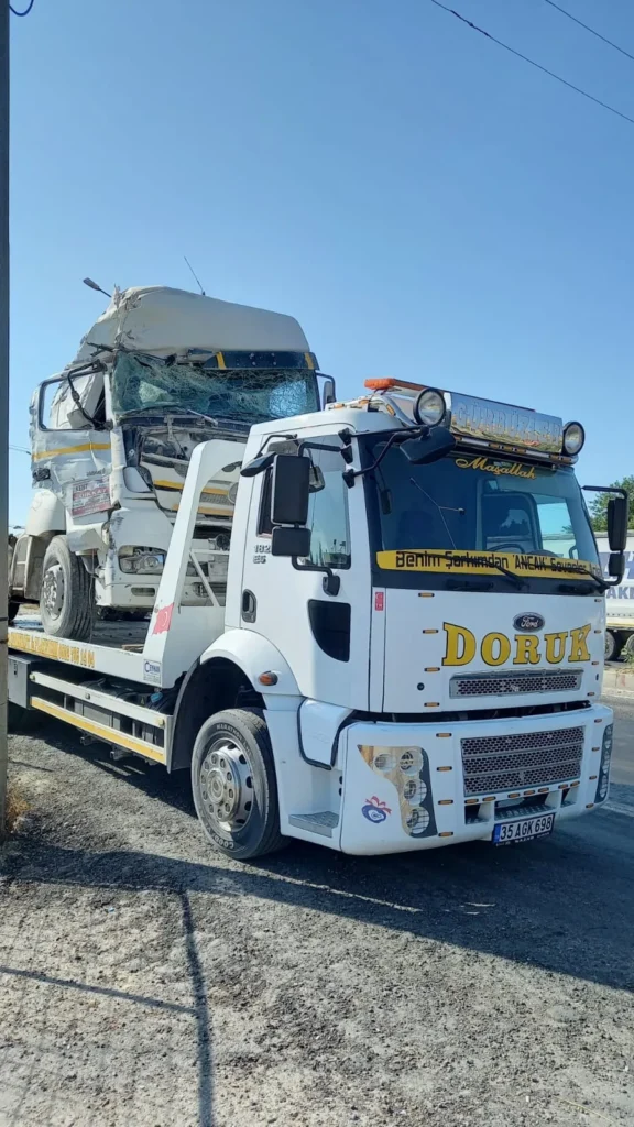 Kayar kasalı çekici kamyonu taşıyor
