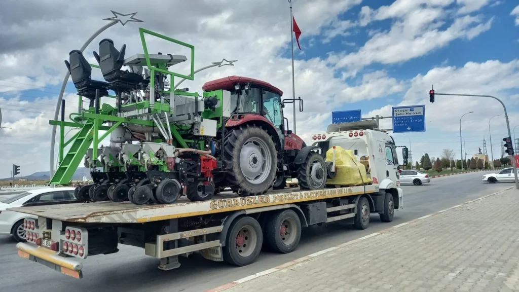 Kayar kasalı çekici traktör taşıyor