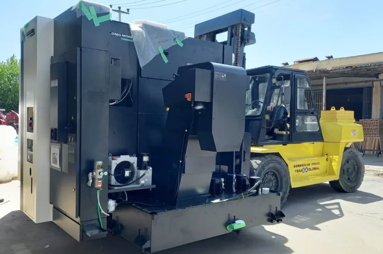 Forklift CNC makinesini taşıyor