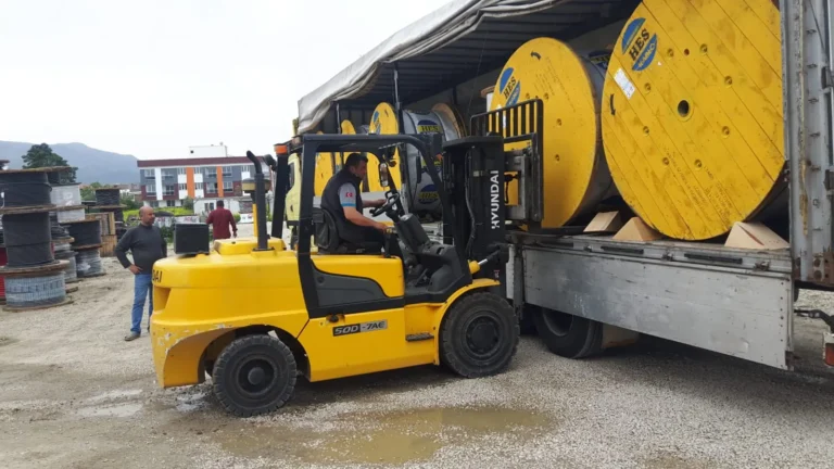 Forklift tıra kablo makarası yüklüyor