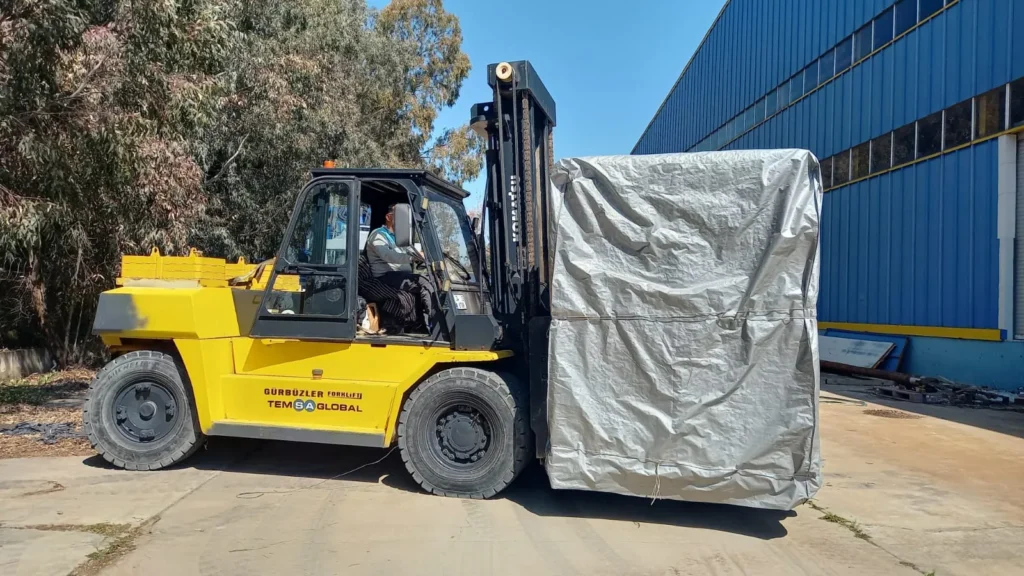 Gürbüzler forklift ambalajlı makineyi taşıyor