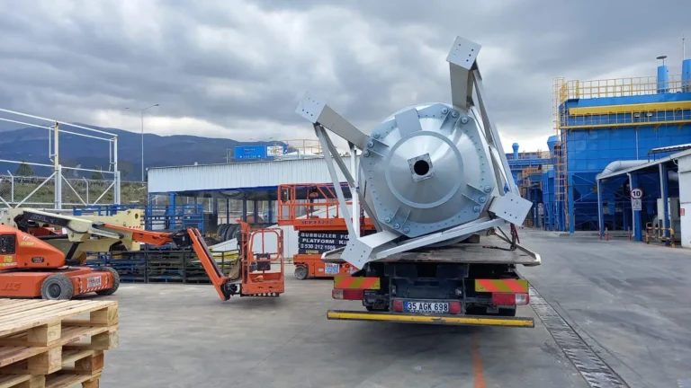 Forklift tank kaldırıyor