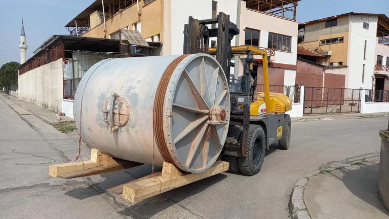 Forklift silindirik tank taşıyor