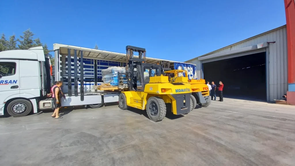 Gürbüzler forkliftleri tır yüklemesi yapıyor