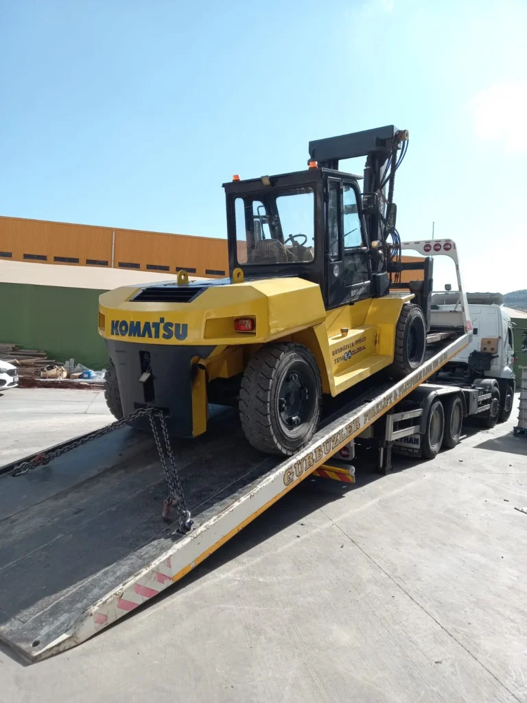 Forklift uzak sahaya götürülmek için taşıma aracına çıkıyor