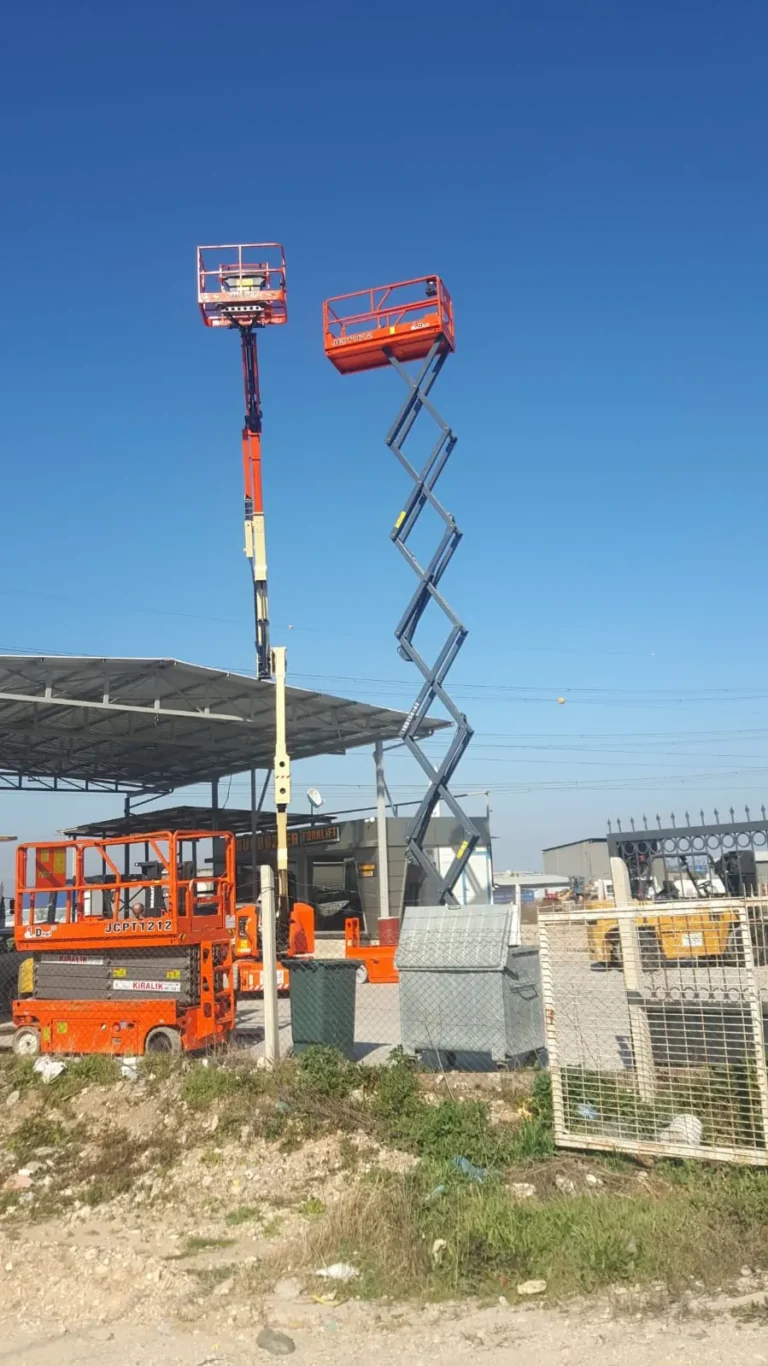 Manlift manlift makaslı platform açık alanda yükseltilmiş
