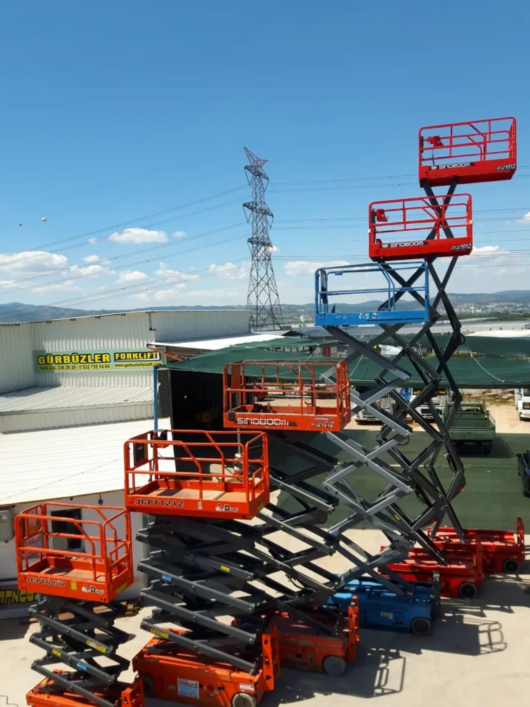Makaslı platformlar yüksekte çalışıyor