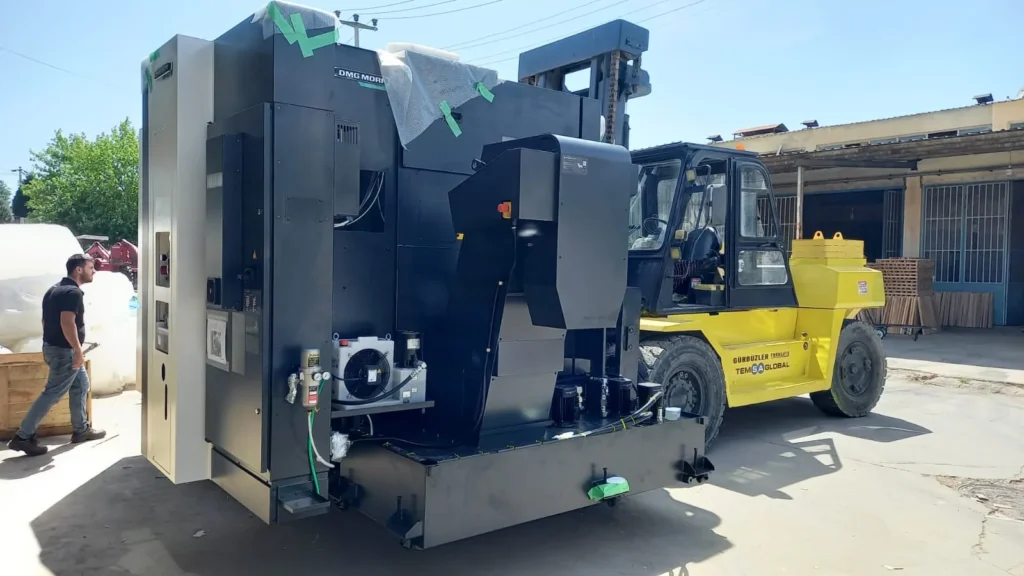 Forklift CNC tezgâhı taşıyor
