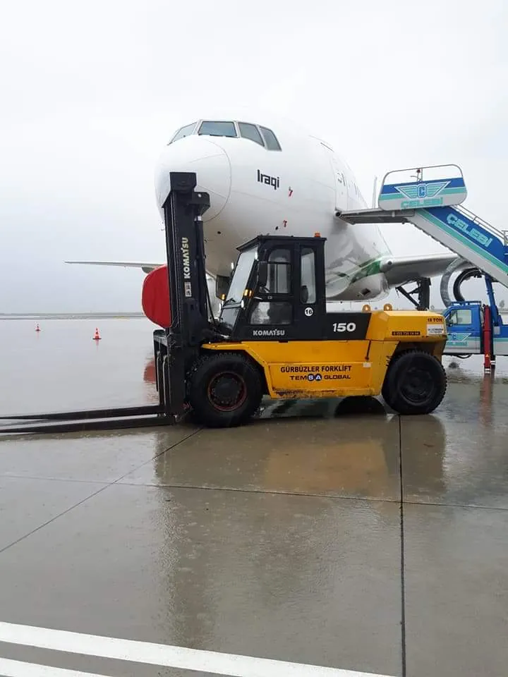 Forklift havalimanında yük taşıyor