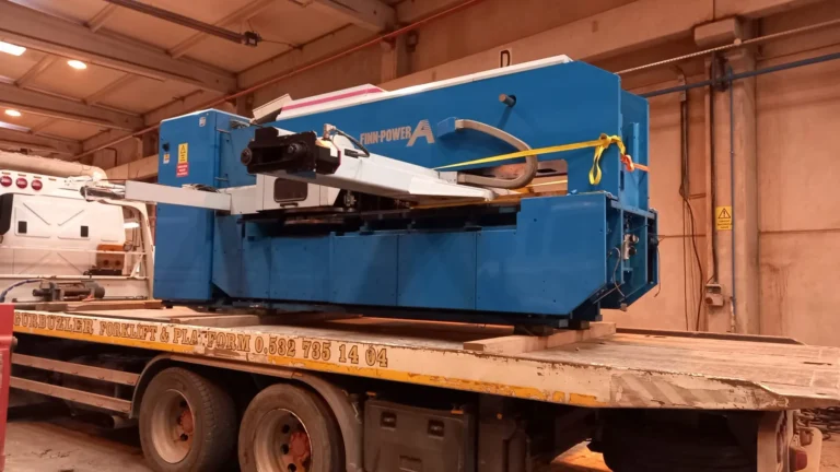 Makine lowbed üzerinde taşınıyor