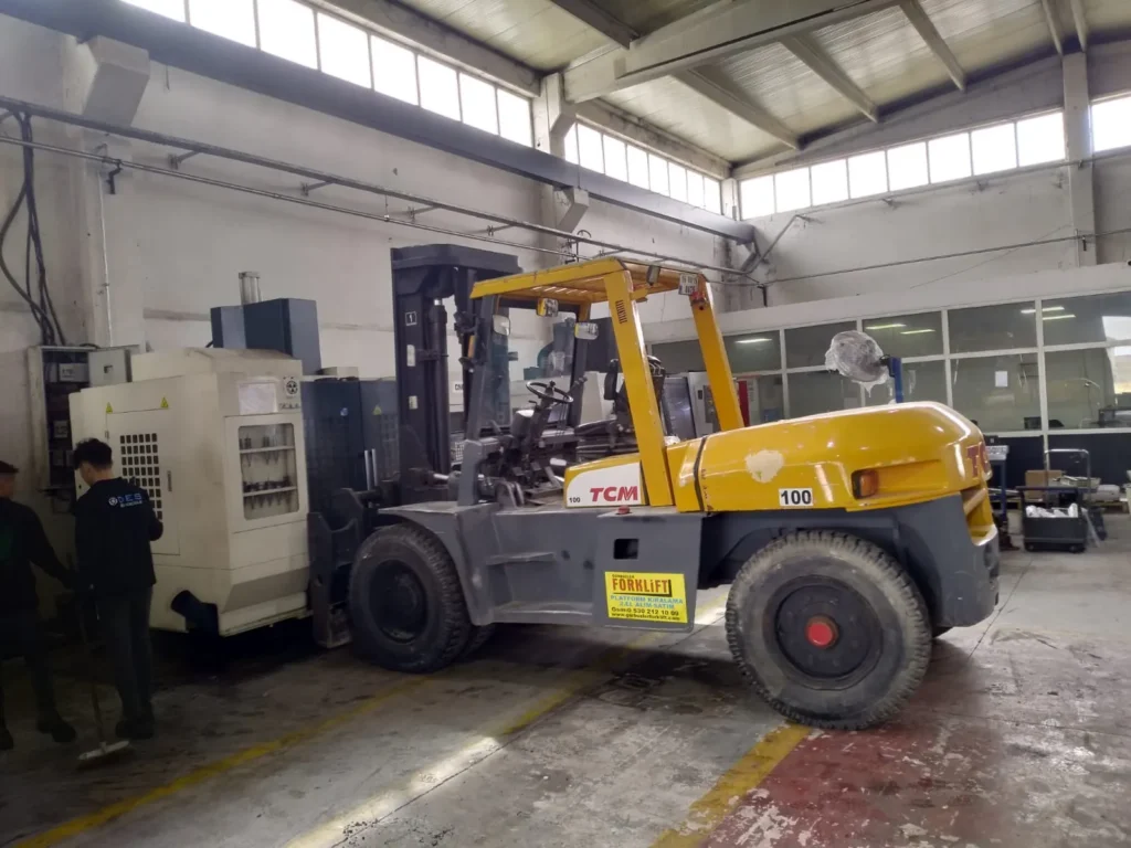 Forklift tezgâhı fabrikada yerine yerleştiriyor